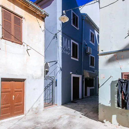 Ema House Apartman *